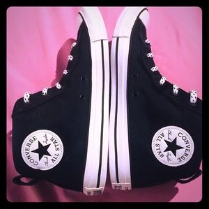 Men’s size 8 Converse Chuck Taylor midtops Black